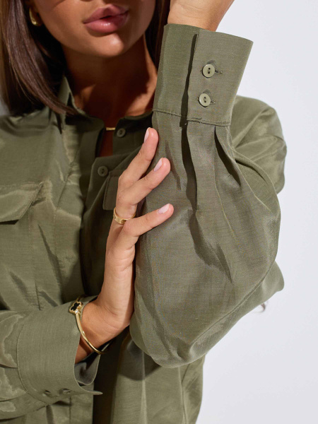 Укороченная рубашка женская с накладными карманами, оливковая